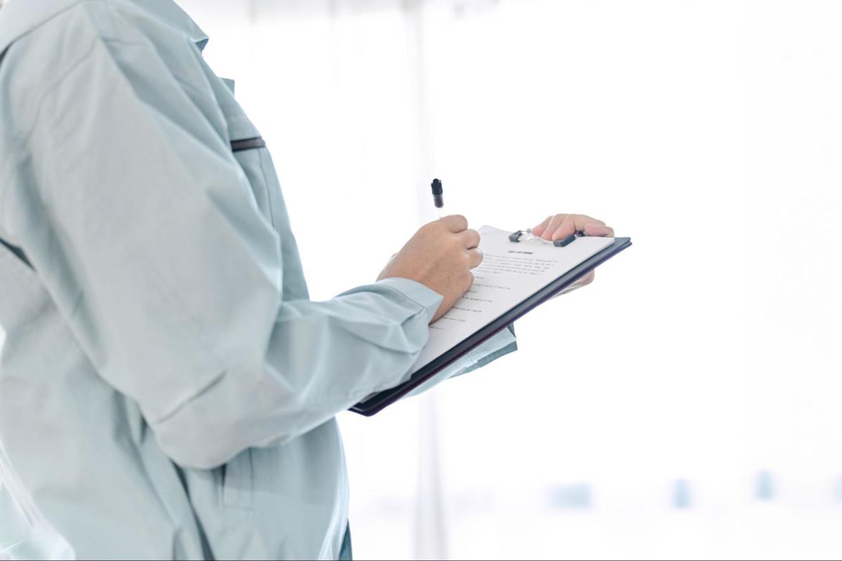 Een professional stel de prijs op voor een gedetailleerde plaatsbeschrijving van de woning